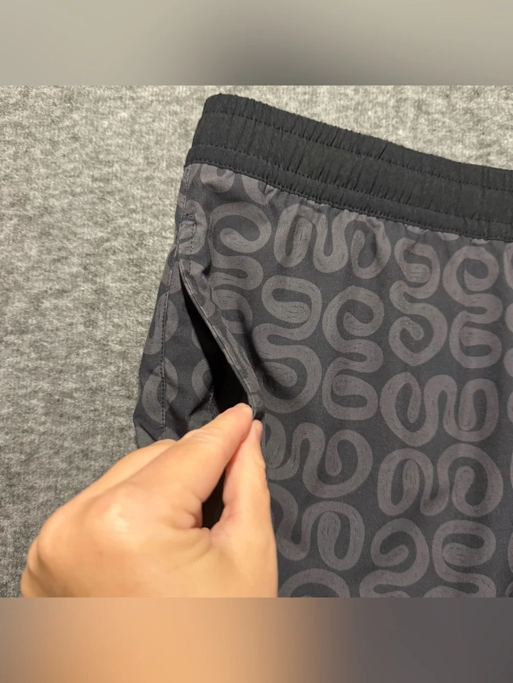Quicksilver Swim Trunks Shorts Mens XXL Gray Black Patterned UPF 50 Quick Dry